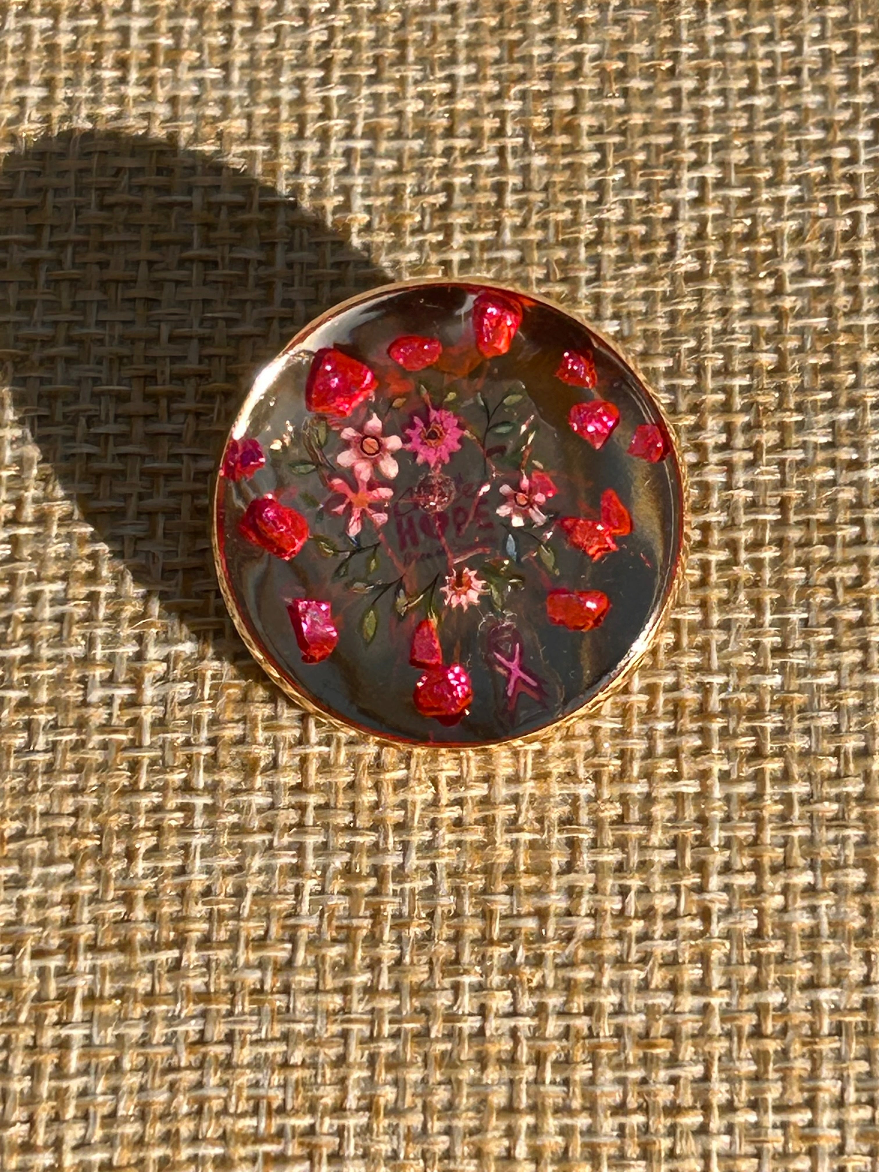 Broche Dorée Octobre Rose en Résine