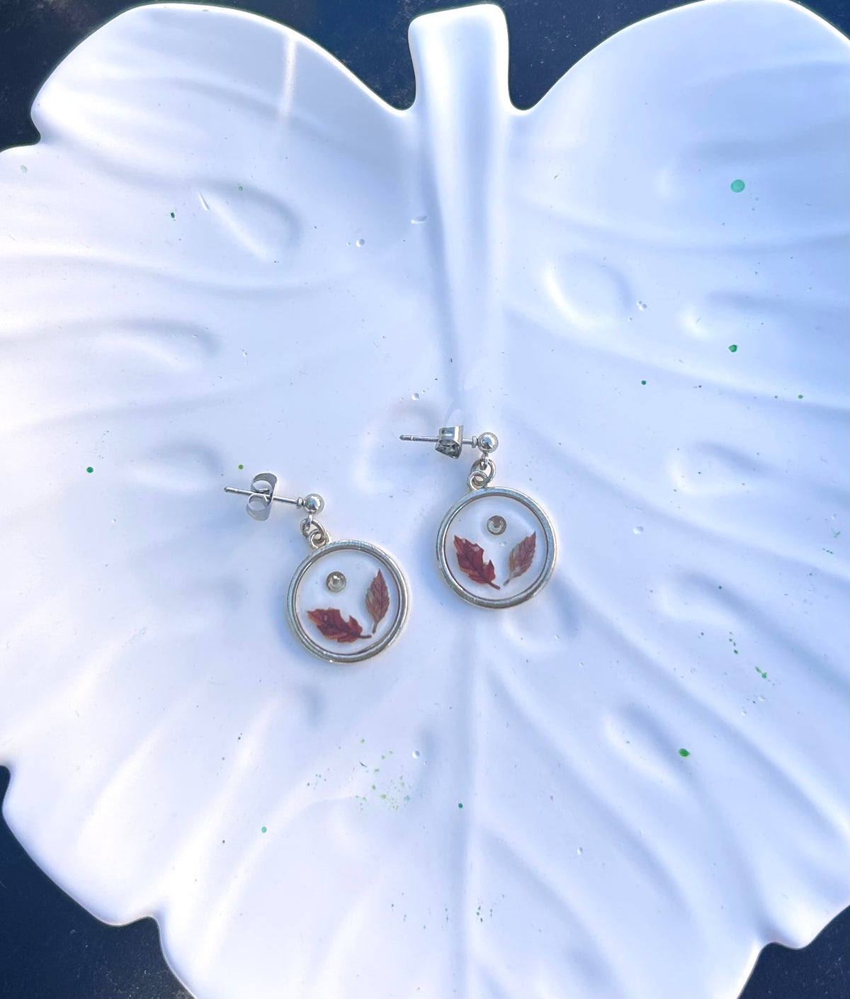 Boucles d'Oreilles Feuilles en Résine — Nature & Élégance