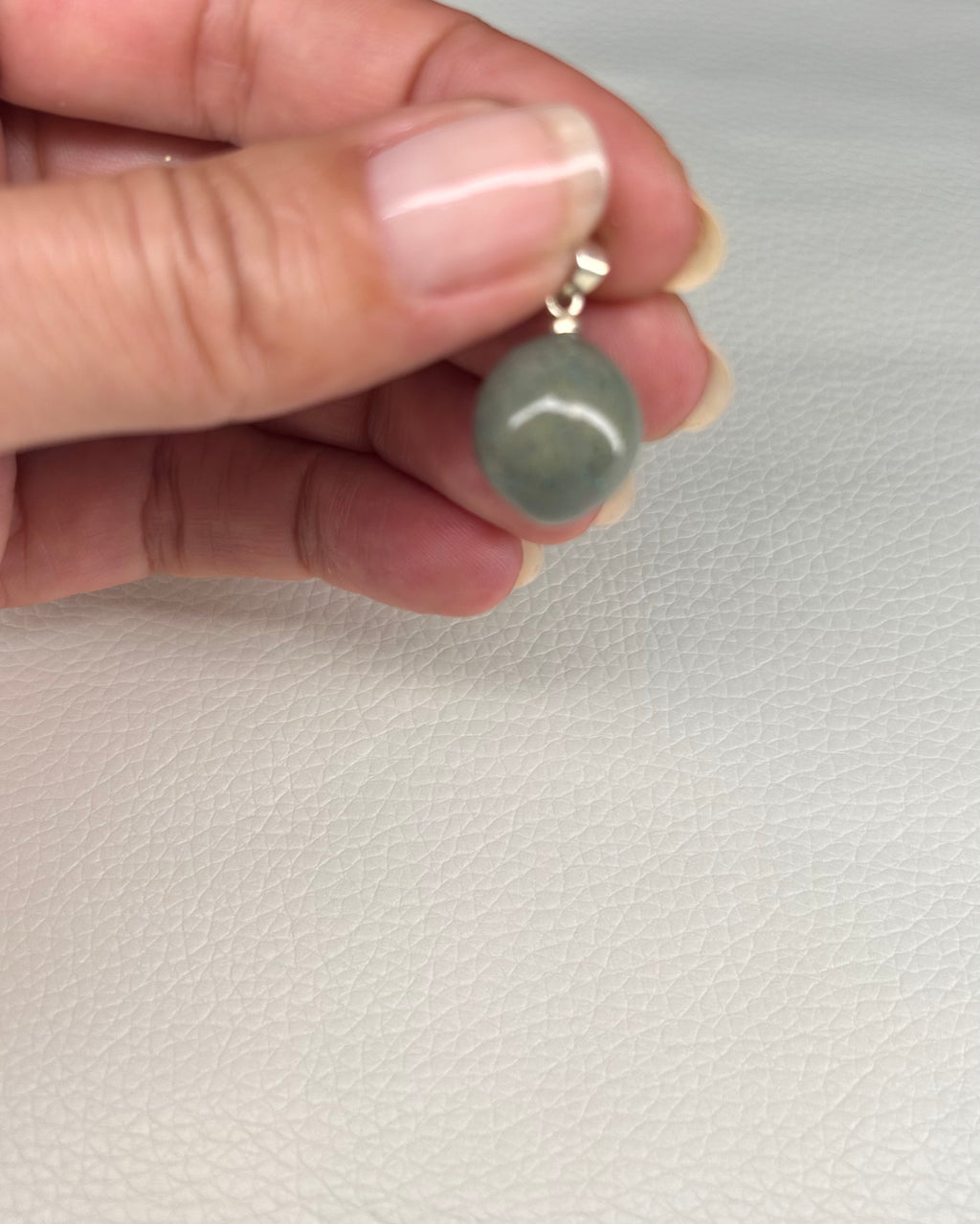 Charm Perle Grise en Pâte Polymère — Breloque artisanale