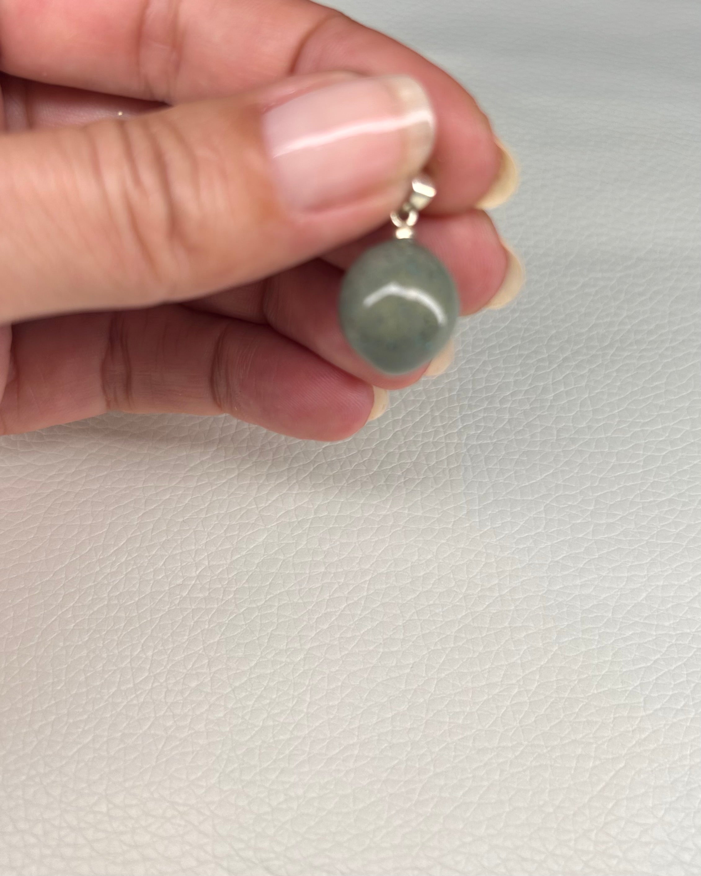 Charm Perle Grise en Pâte Polymère — Breloque artisanale