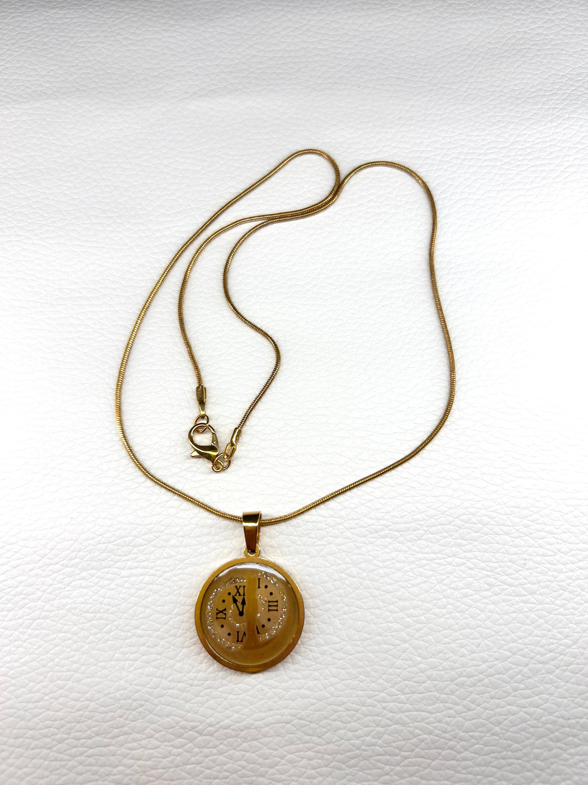 Collier Médaillon Horloge en Résine — Esprit Vintage & Mystère