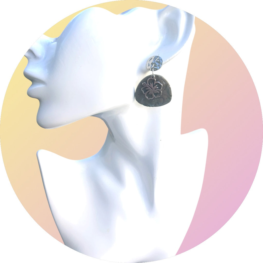 Boucles d'Oreilles Hibiscus en Pâte Polymère — Éclat Tropical
