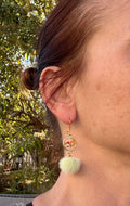 Boucles d'Oreilles Pompon en Résine — Fantaisie & Bonne Humeur