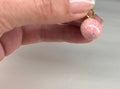 Charm Perle Rose en Pâte Polymère — Breloque artisanale