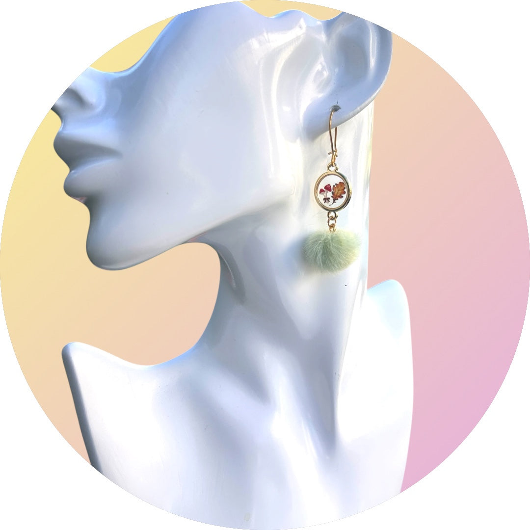 Boucles d'Oreilles Pompon en Résine — Fantaisie & Bonne Humeur
