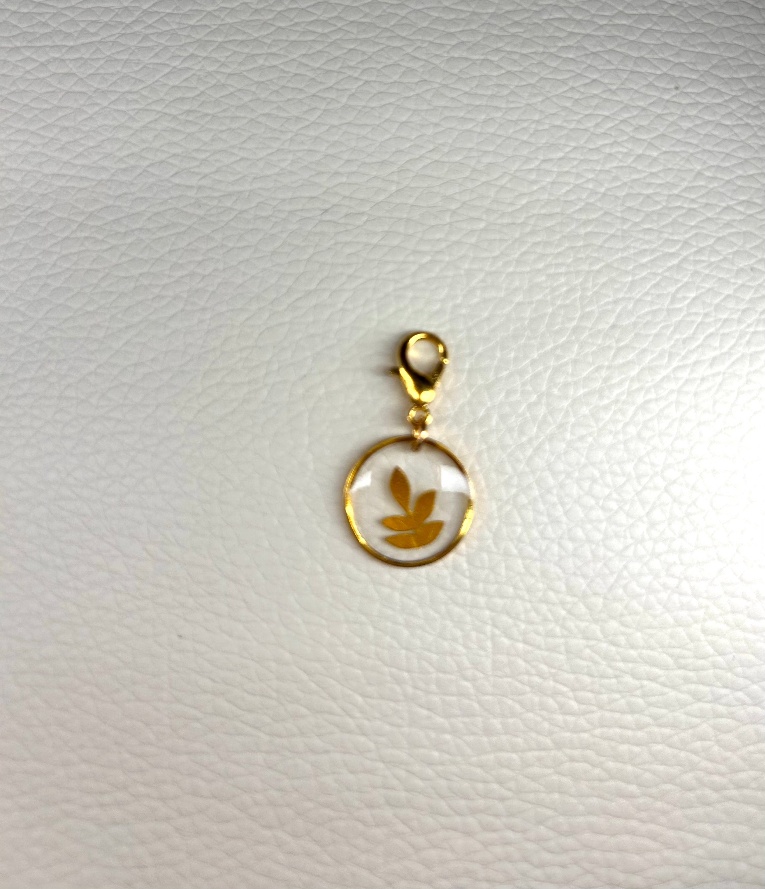 Charm Feuille en Résine — Breloque artisanale