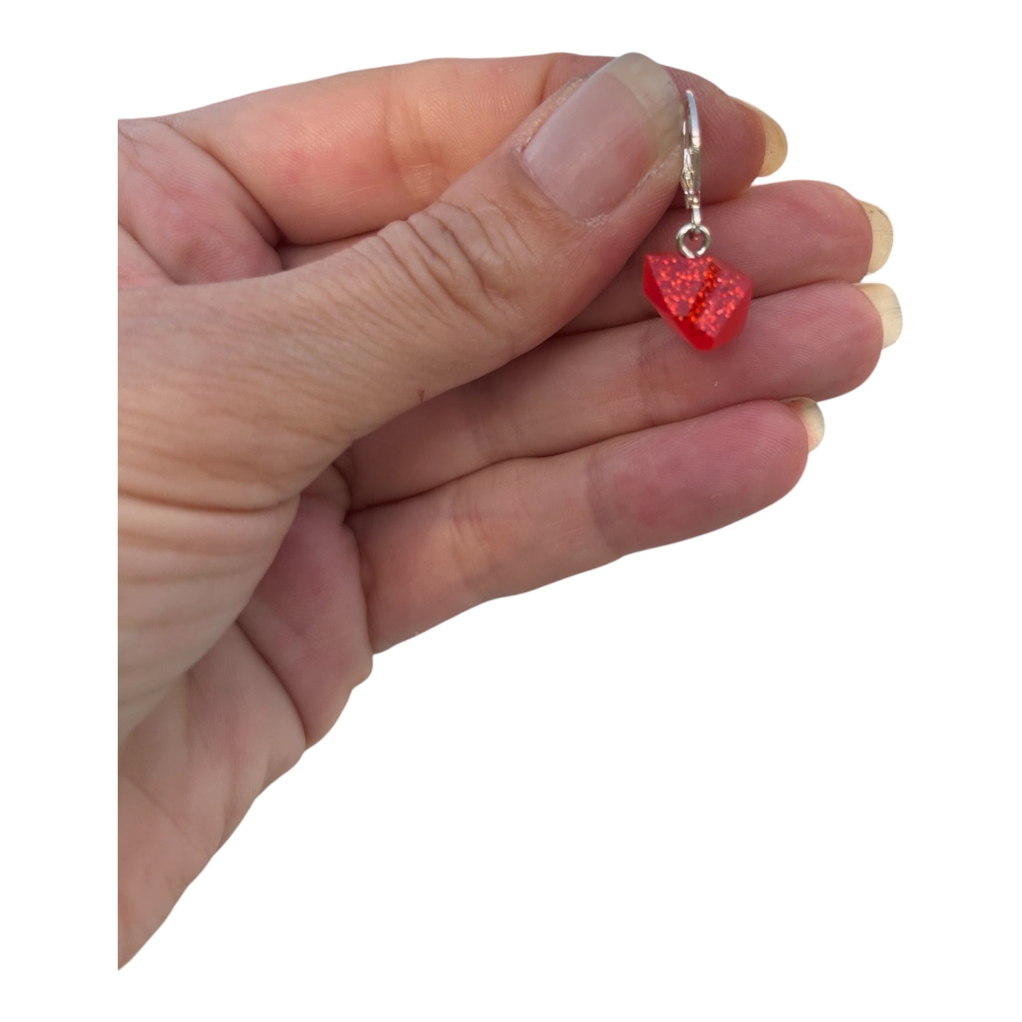 Boucles d'oreilles Cube Cerise — Résine Rouge Pailletée