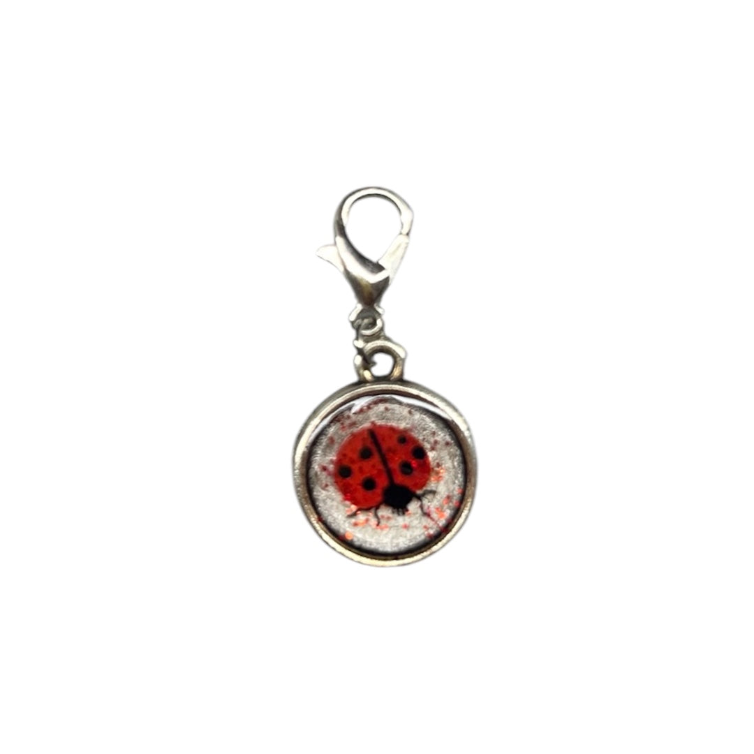 Charm Coccinelle en Résine — Breloque artisanale