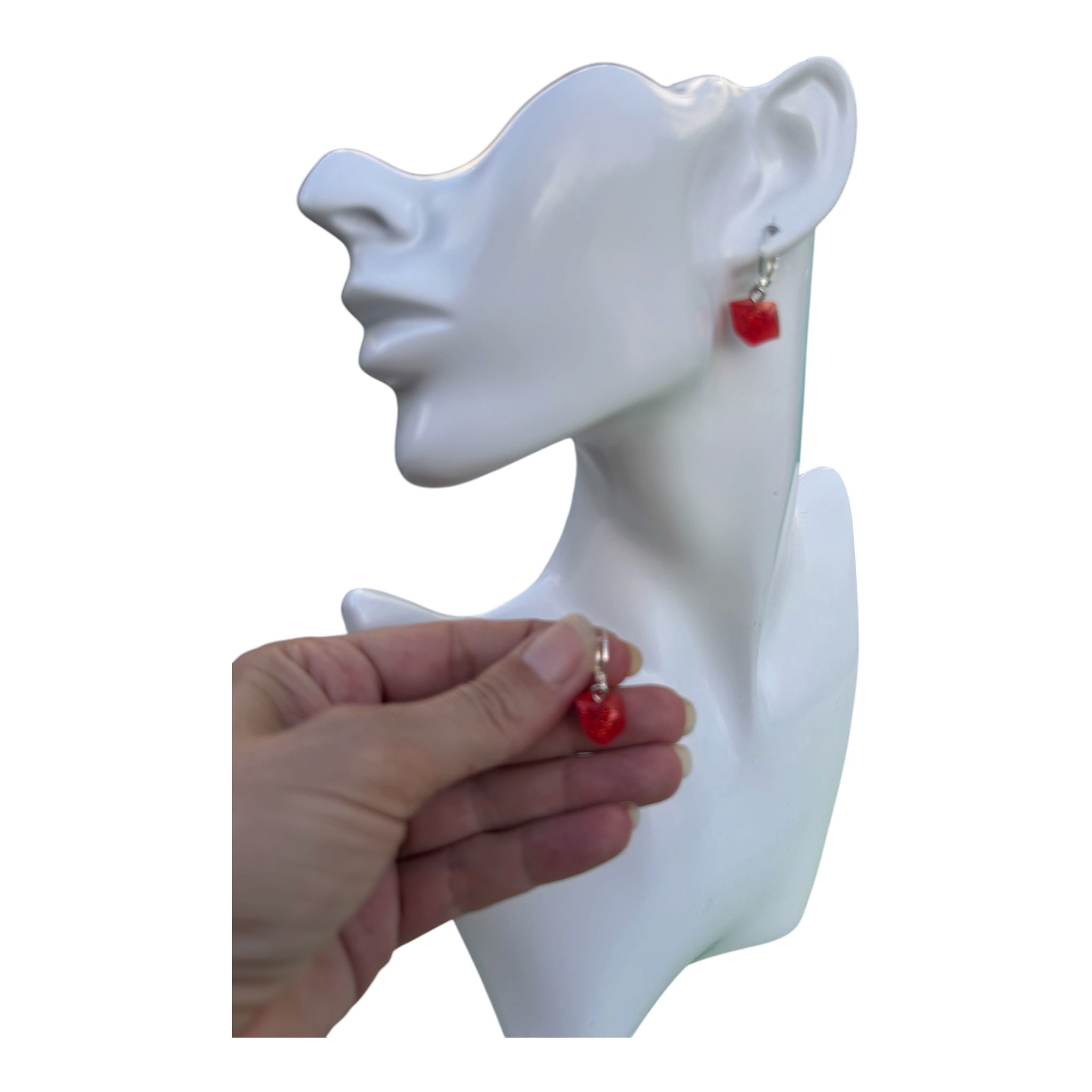Boucles d'oreilles Cube Cerise — Résine Rouge Pailletée