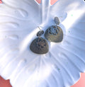 Boucles d'Oreilles Hibiscus en Pâte Polymère — Éclat Tropical