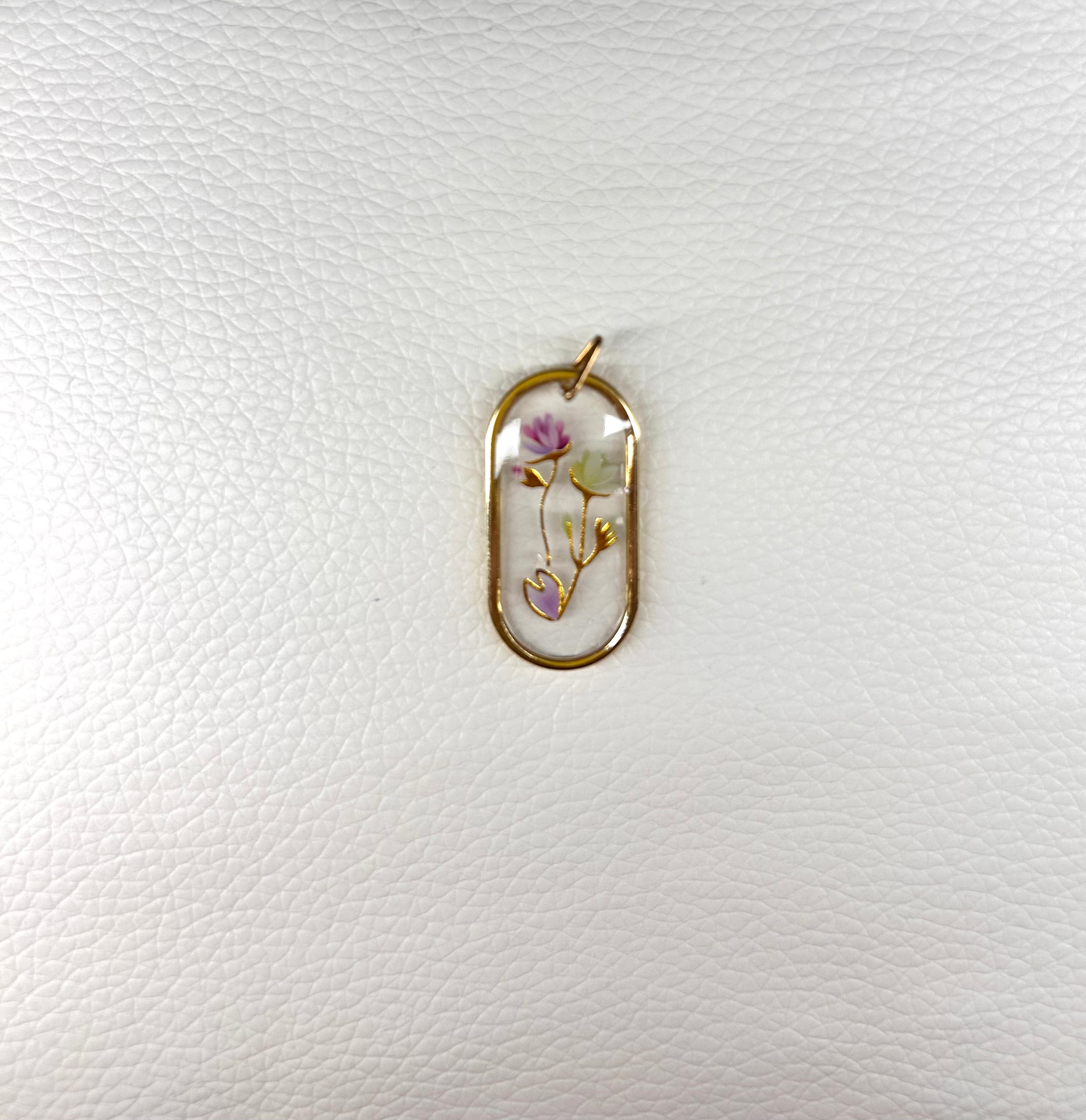 Pendentif Rose Poudrée en Résine — Douceur & Féminité