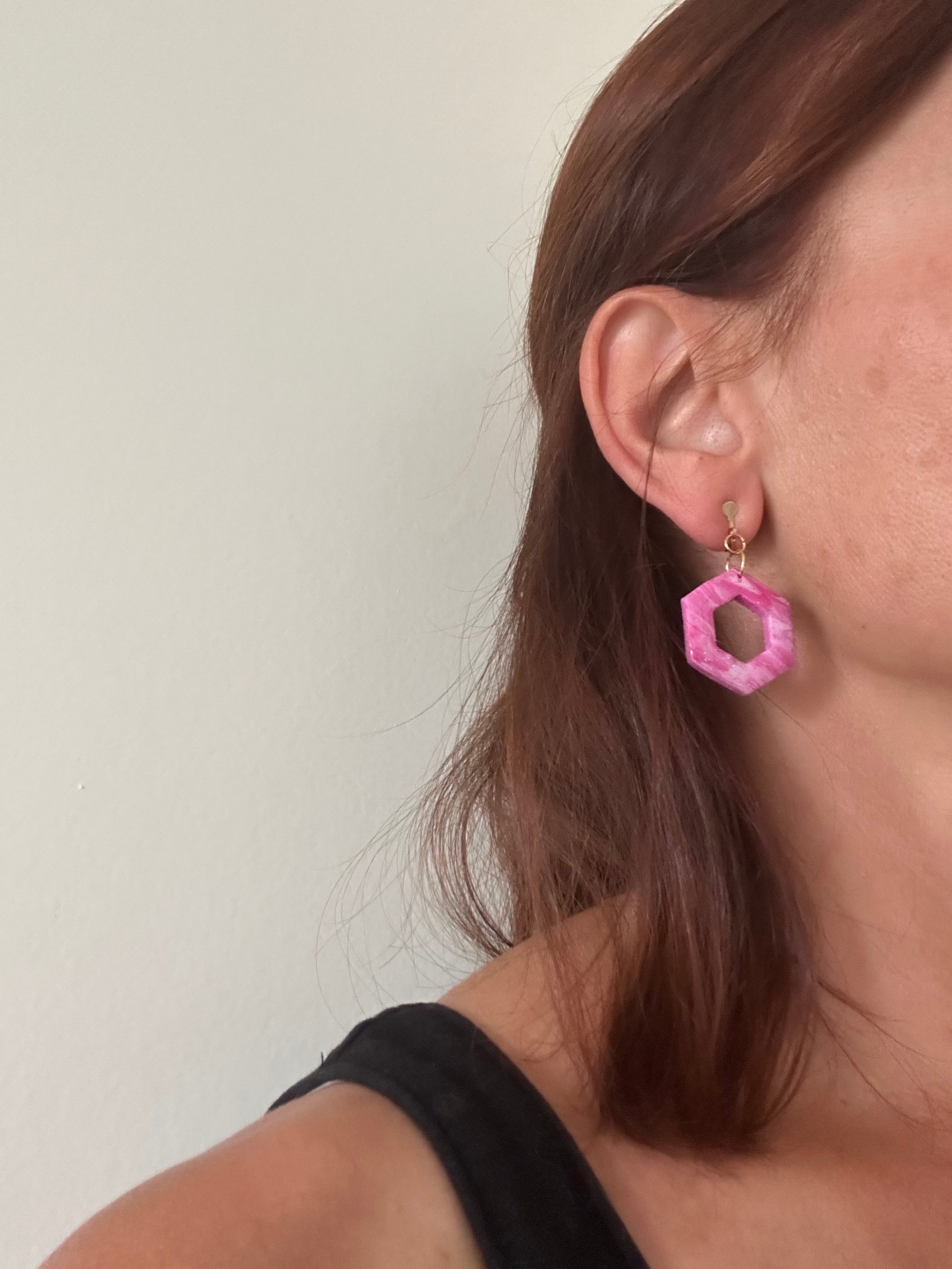 Boucles d'oreilles clips hexagones pastels – Pâte polymère artisanale