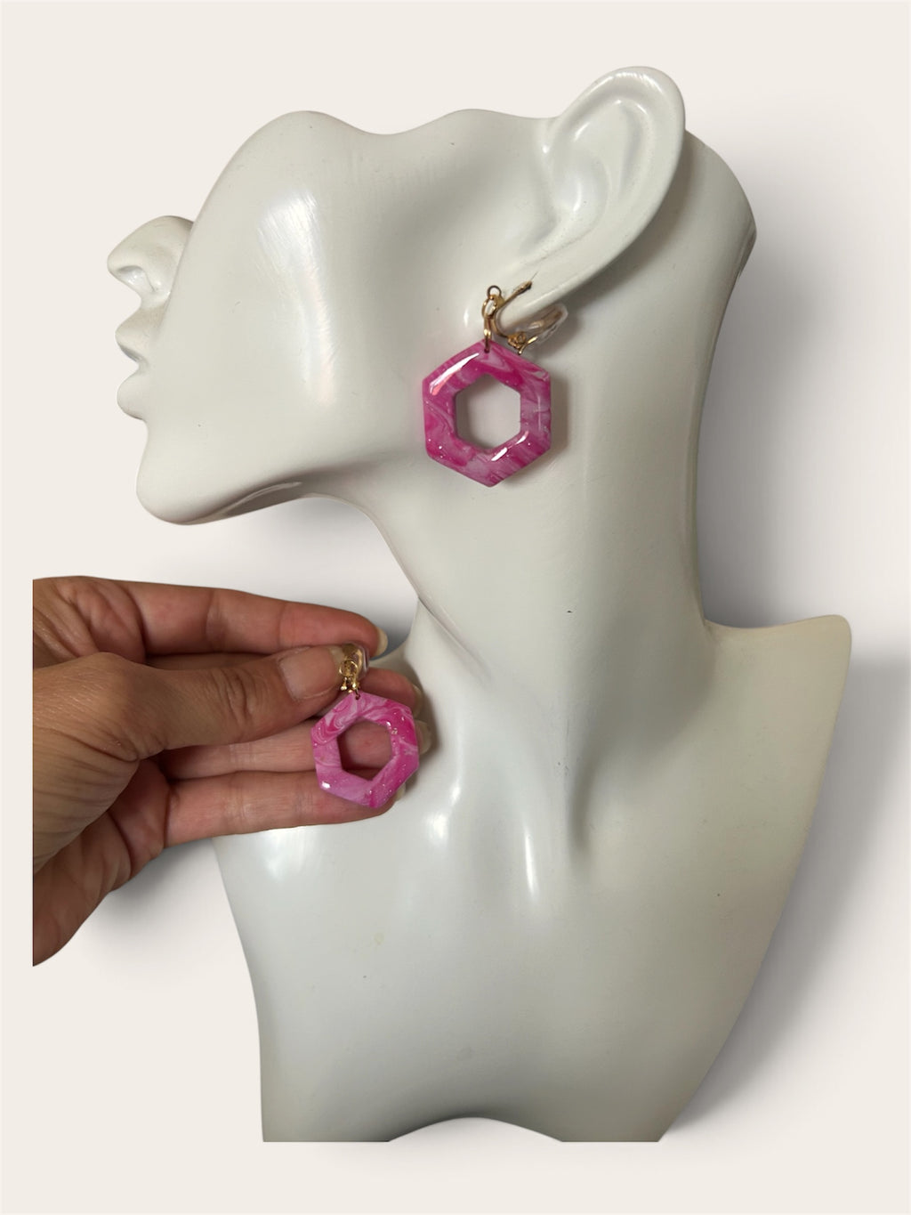 Boucles d'oreilles clips hexagones pastels – Pâte polymère artisanale
