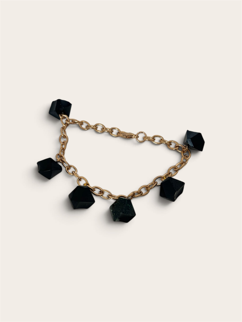 Bracelet Breloques Cristaux Noirs en Résine – Chaîne Dorée | Bijou Artisanal