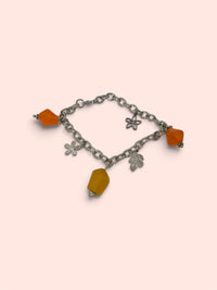 Bracelet Breloques Résine Orange & Jaune – Chaîne Argentée Fleurs | Bijou Artisanal