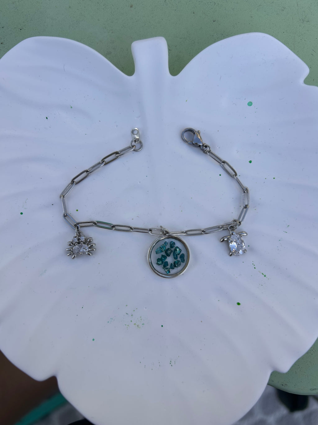 Bracelet à Breloques Argenté – Médaillon Résine, Crabe & Tortue Serties de Strass