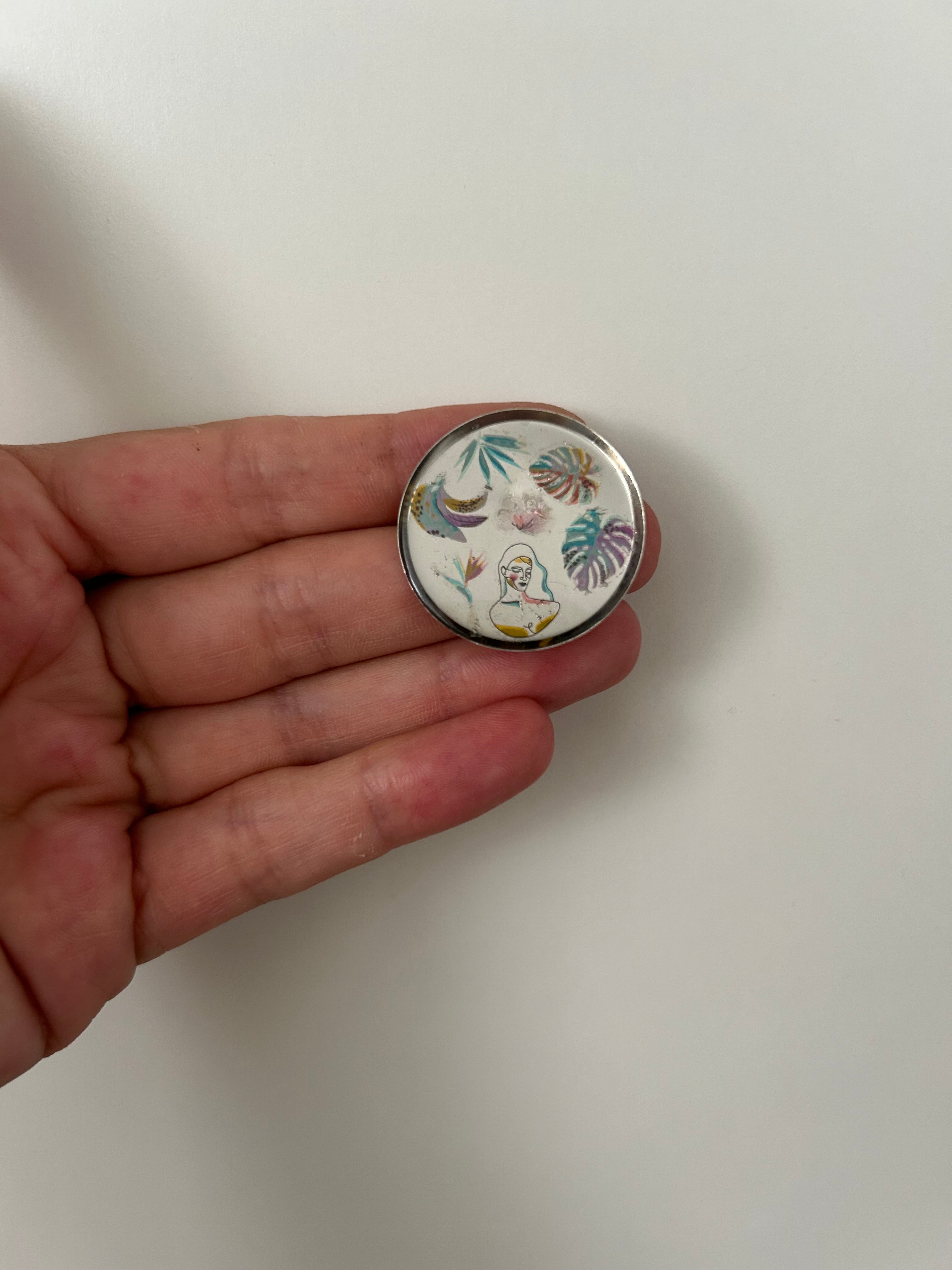 Broche Femme Tropicale en Résine — Artisanale