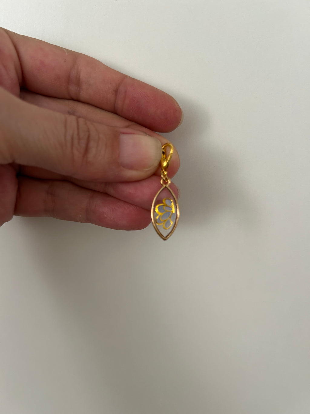 Charm Fleur Ovale Doré en Résine — Breloque artisanale