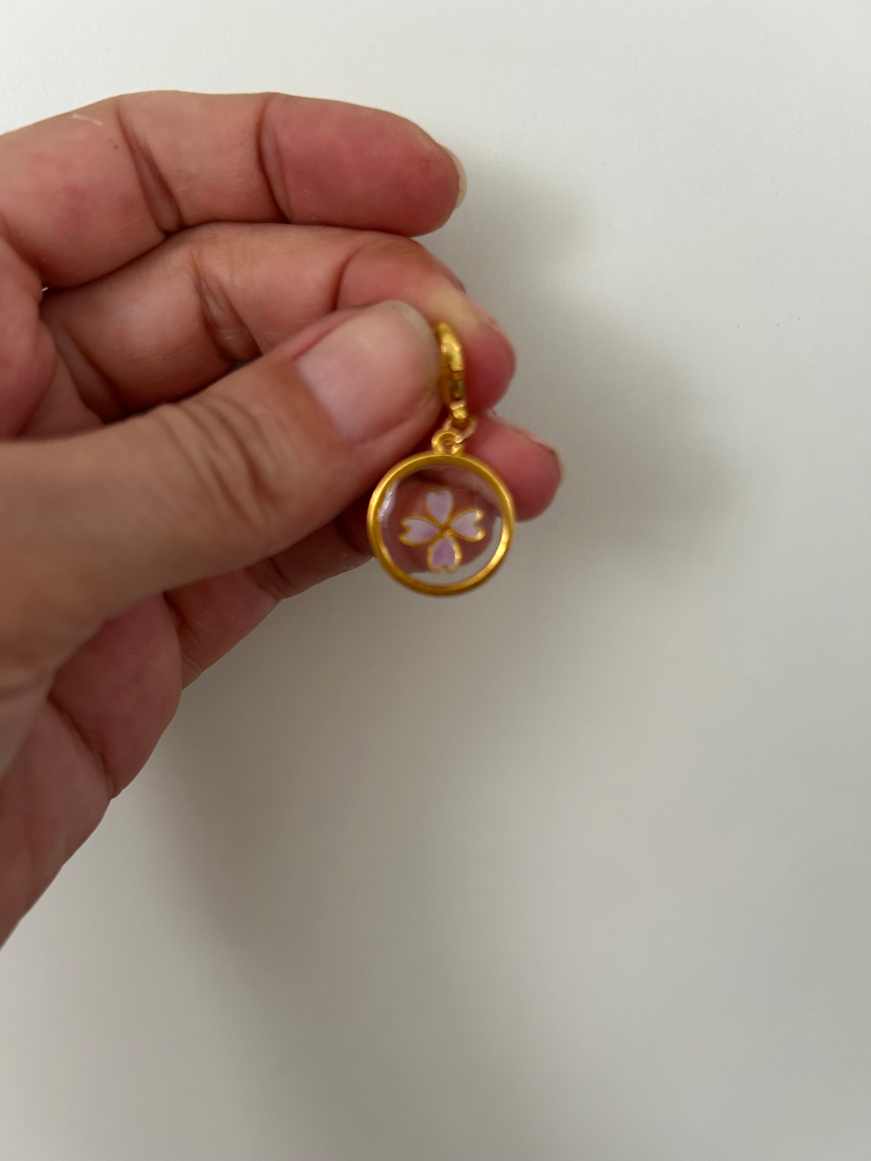Charm "Rosenblüte" aus Harz – Handgefertigter Anhänger