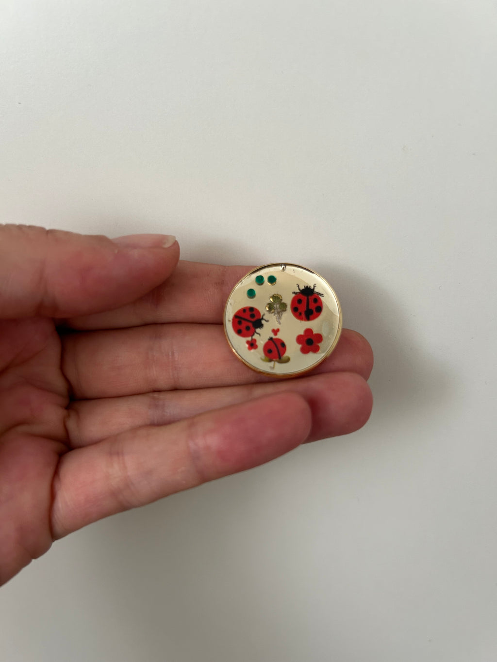 Broche Ronde Coccinelle en Résine – Bijou Artisanal Nature