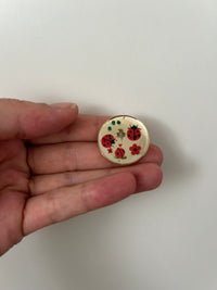 Runde Marienkäfer-Brosche aus Harz – handgefertigter Naturschmuck