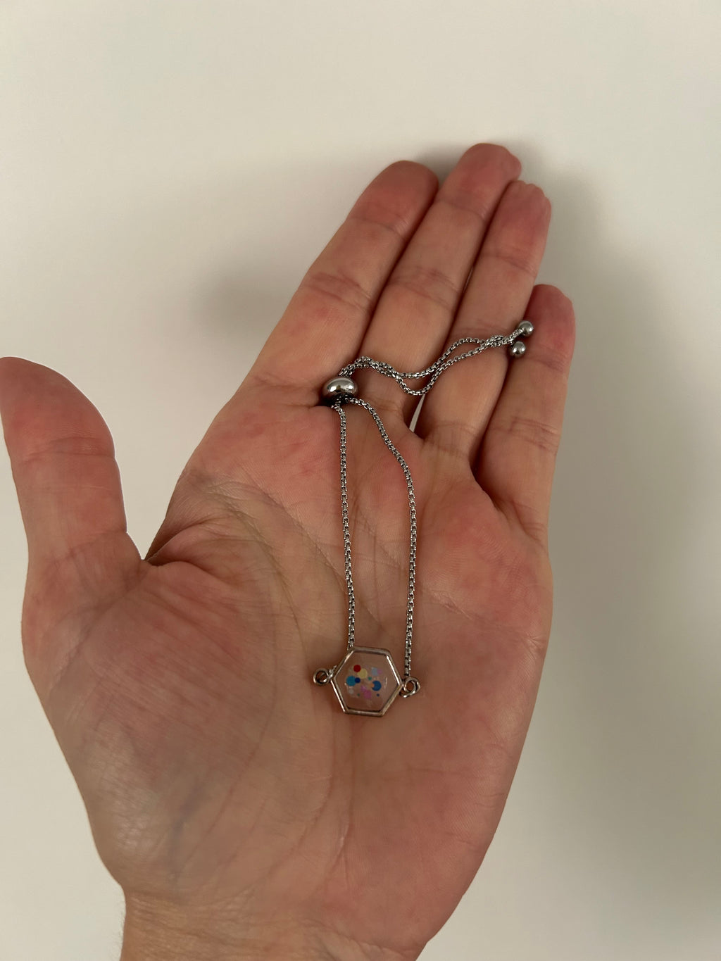 Armband Konfetti aus Kunstharz — Verstellbare Kette