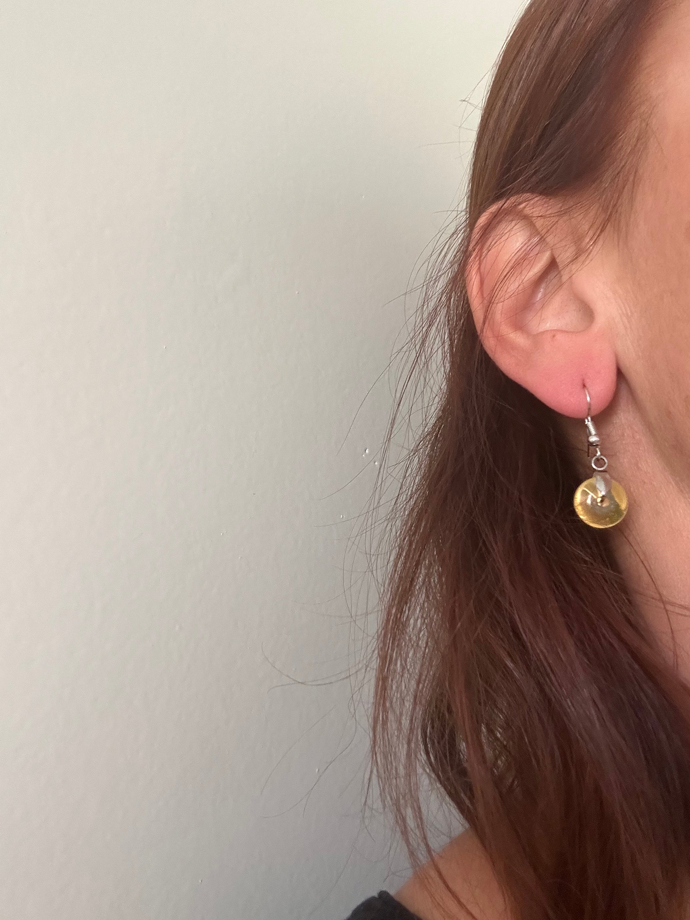 Boucles d'oreilles Pendantes Donut Jaune Miel en Résine — Crochets argentés