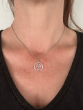 Collier Pendentif Fleur en Résine — Bijou artisanal