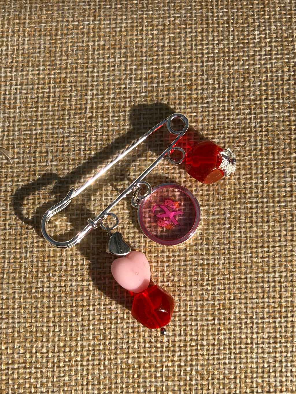 Épingle Octobre Rose – Perles & Médaillon en Résine