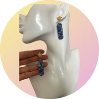 Boucles d'oreilles Étoile Constellée en Pâte Polymère Bleue — Puce dorée artisanale