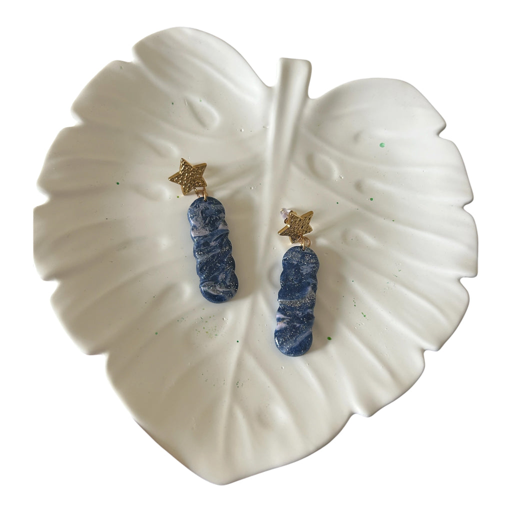 Boucles d'oreilles Étoile Constellée en Pâte Polymère Bleue — Puce dorée artisanale