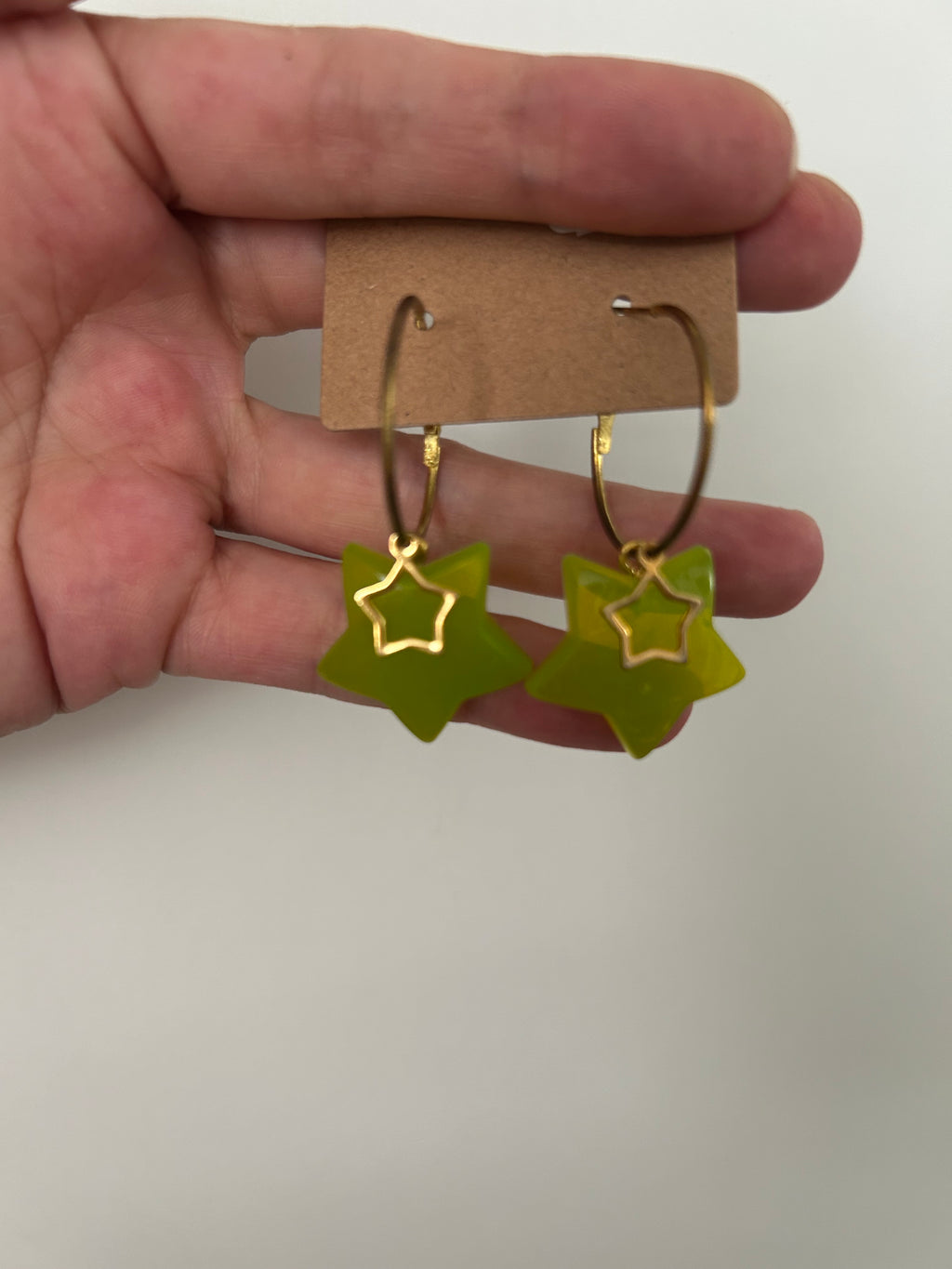 Créoles Étoiles en Résine Verte – Bijoux Artisanaux Dorés