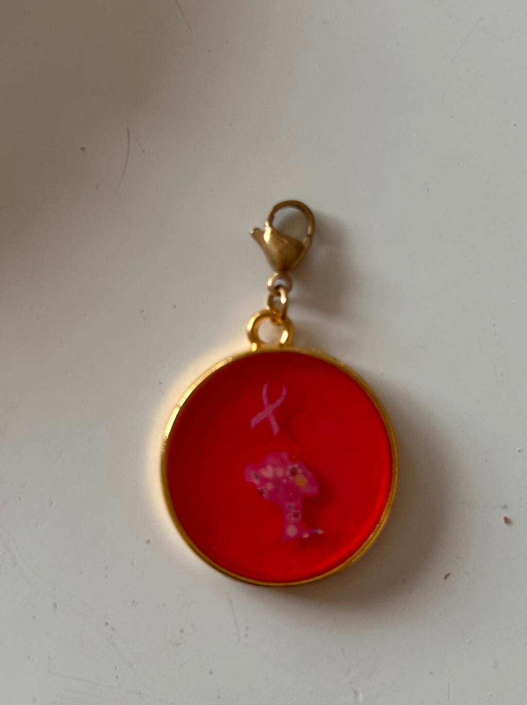 Charm Octobre Rose — Ruban & Silhouette