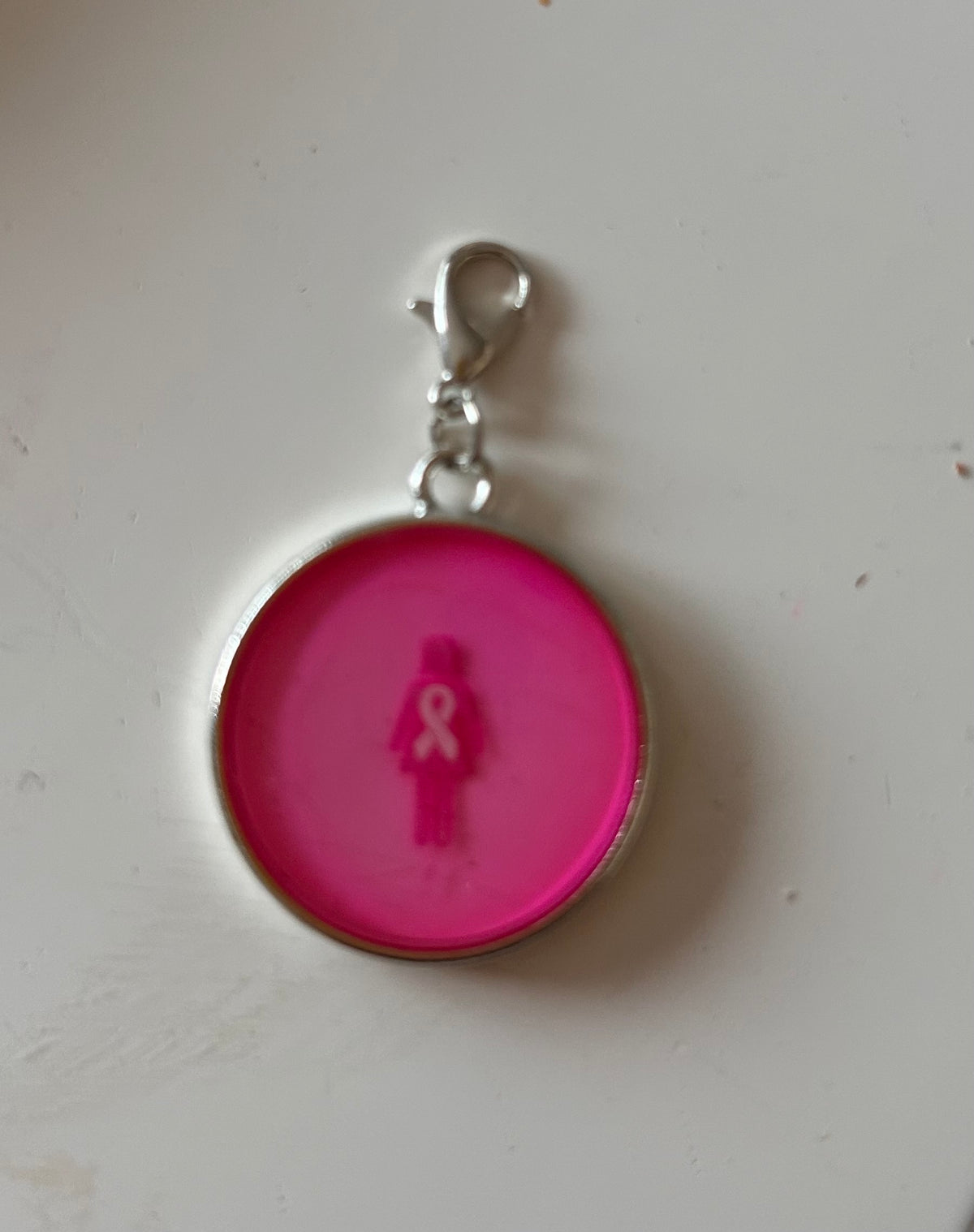 Charm Octobre Rose — Silhouette & Ruban Argenté