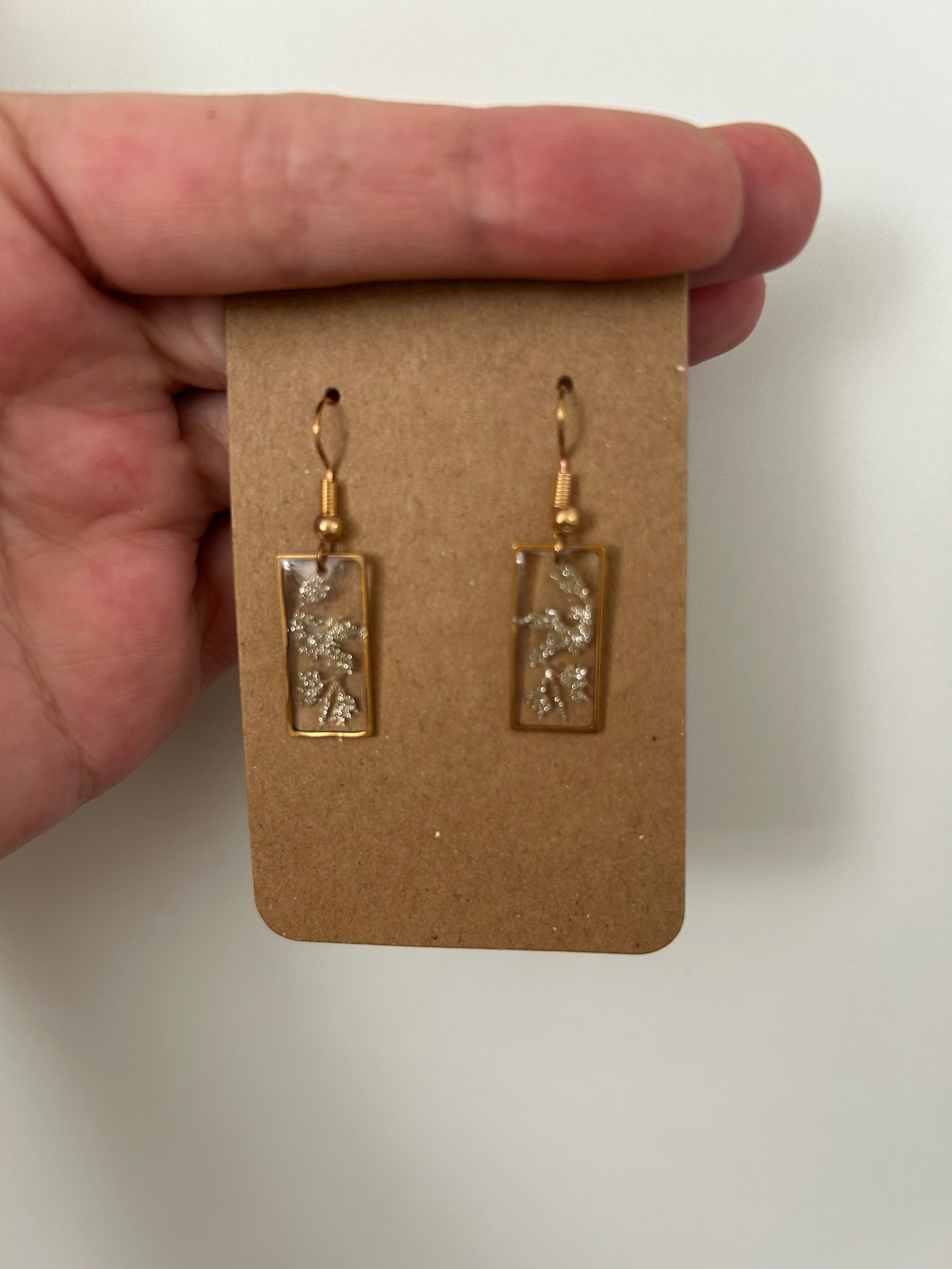 Boucles d'oreilles Feuille d'Or en Résine — Pendantes artisanales