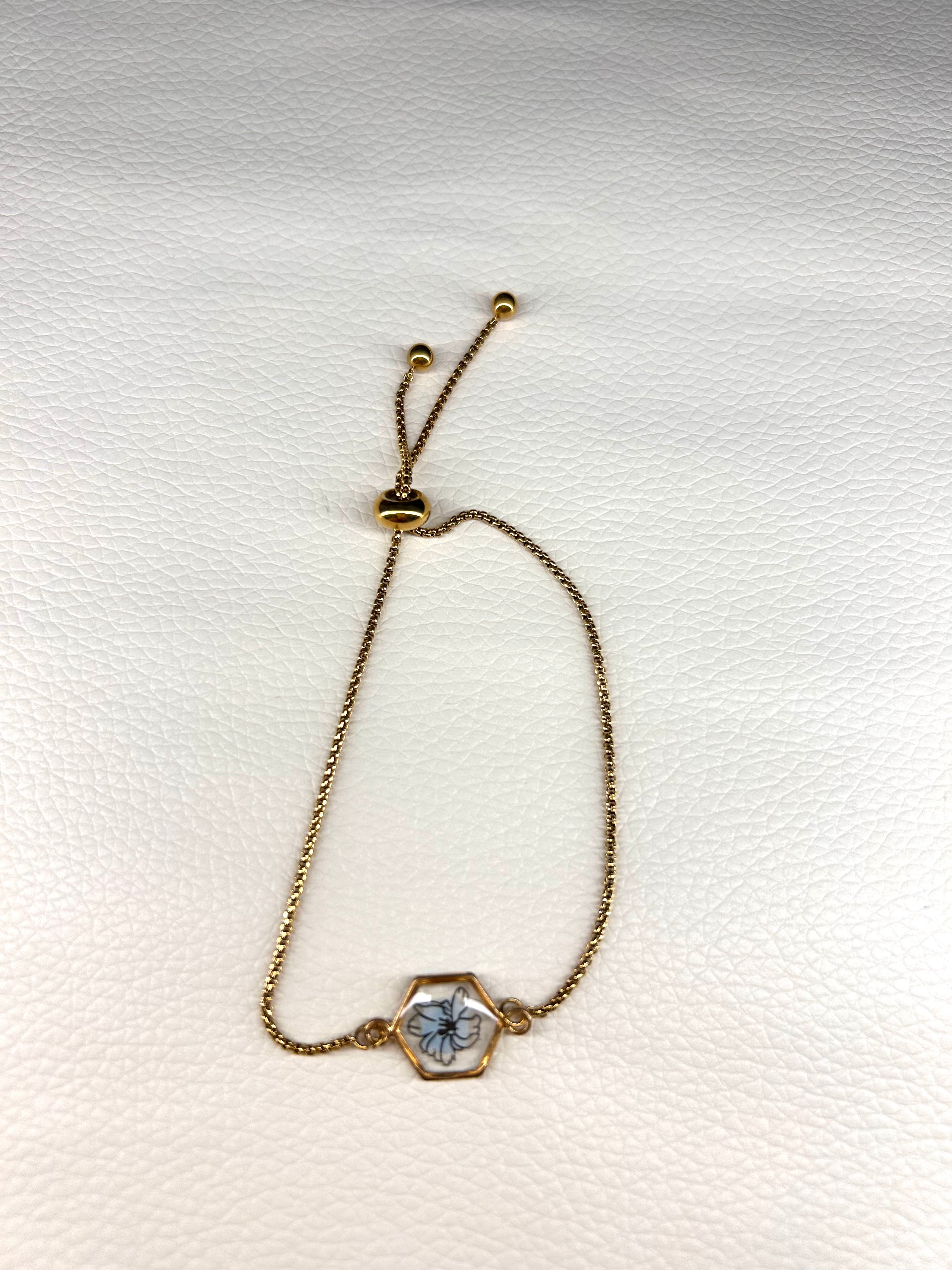 Bracelet Réglable Fleur Bleue en Résine — Chaîne dorée artisanale