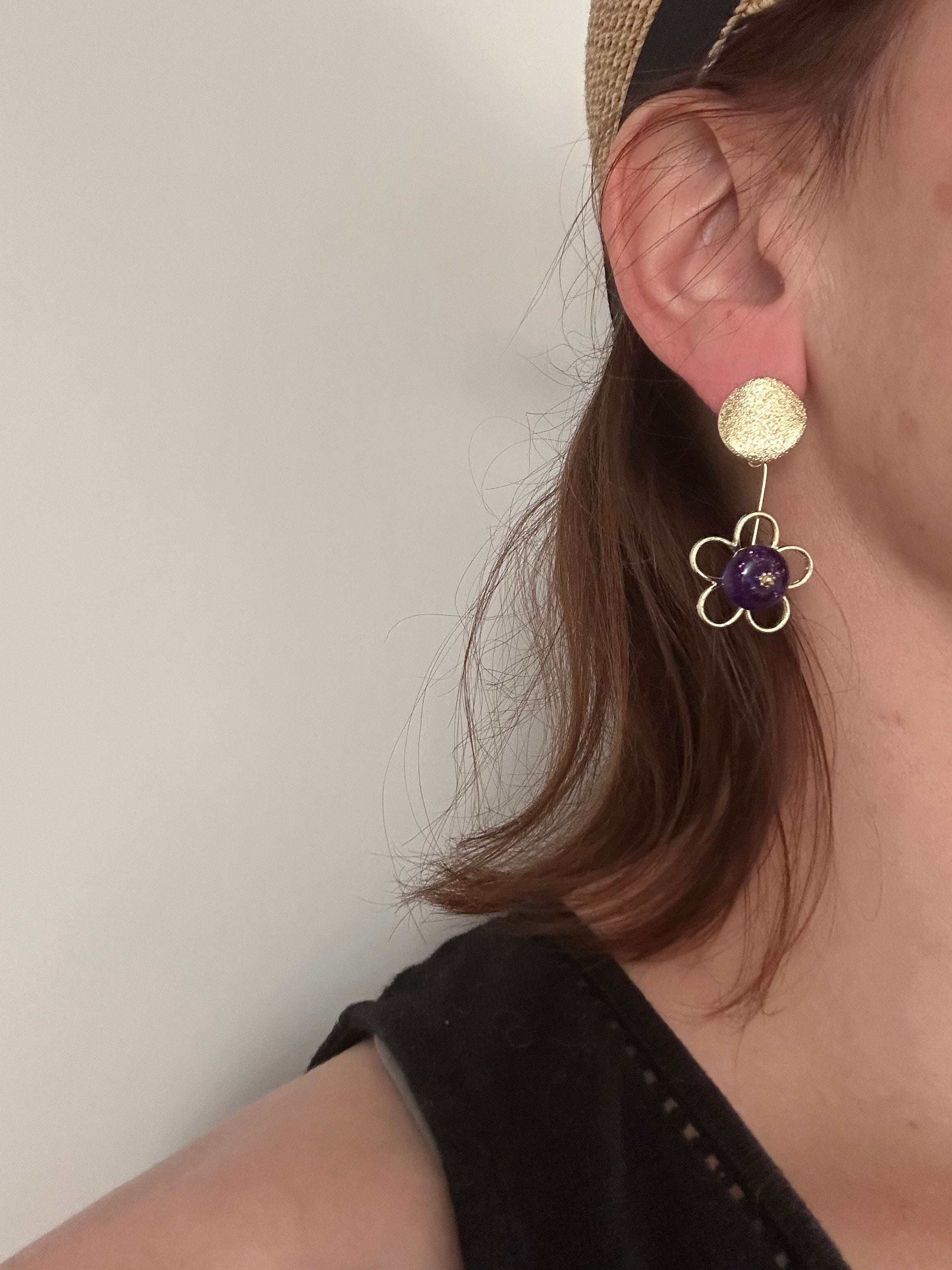 Les Violettes du Passé — Boucles d'oreilles pendantes perles résine paillettée