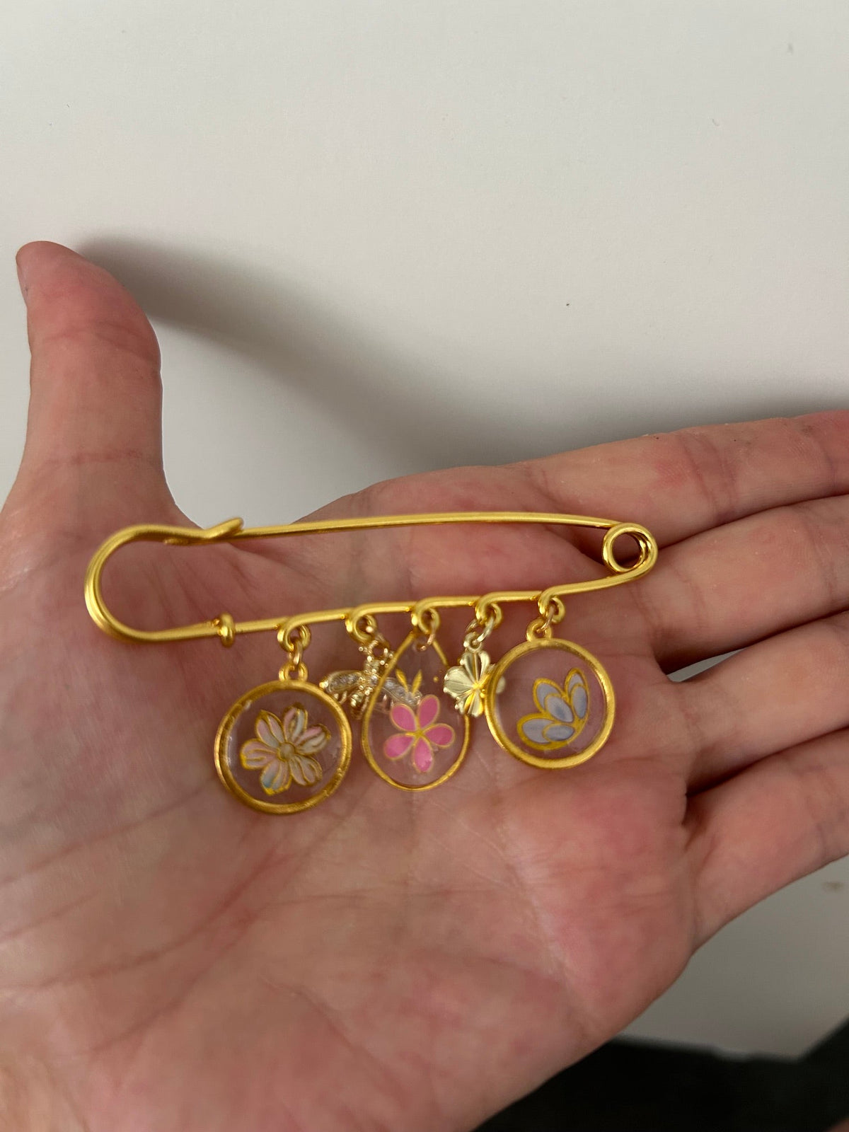 Broche épingle dorée avec trois médaillons ronds transparents fleurs et papillons pastel, fait main