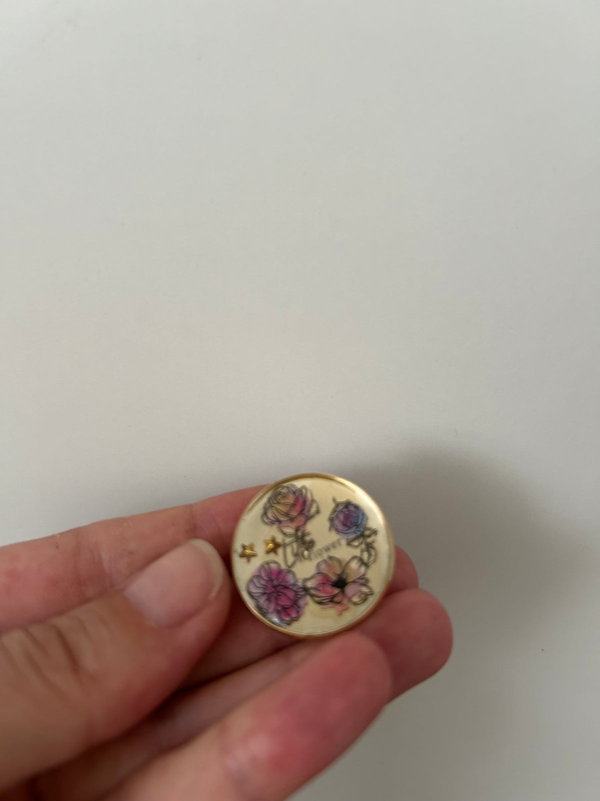 Runde Brosche, transparente Harzblume – handgefertigter Schmuck