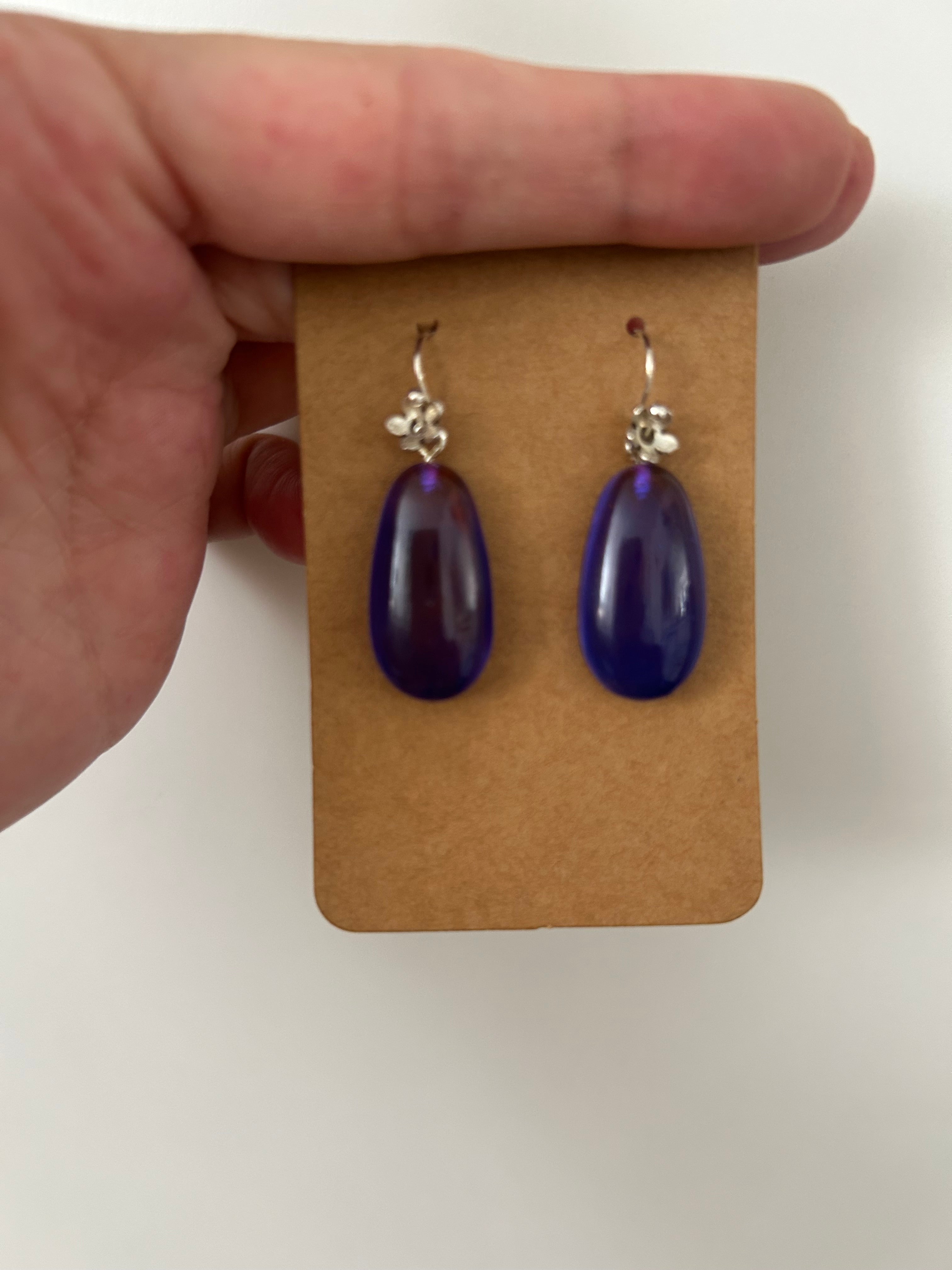 Boucles d'oreilles Goutte Violette en Résine — Pendantes artisanales
