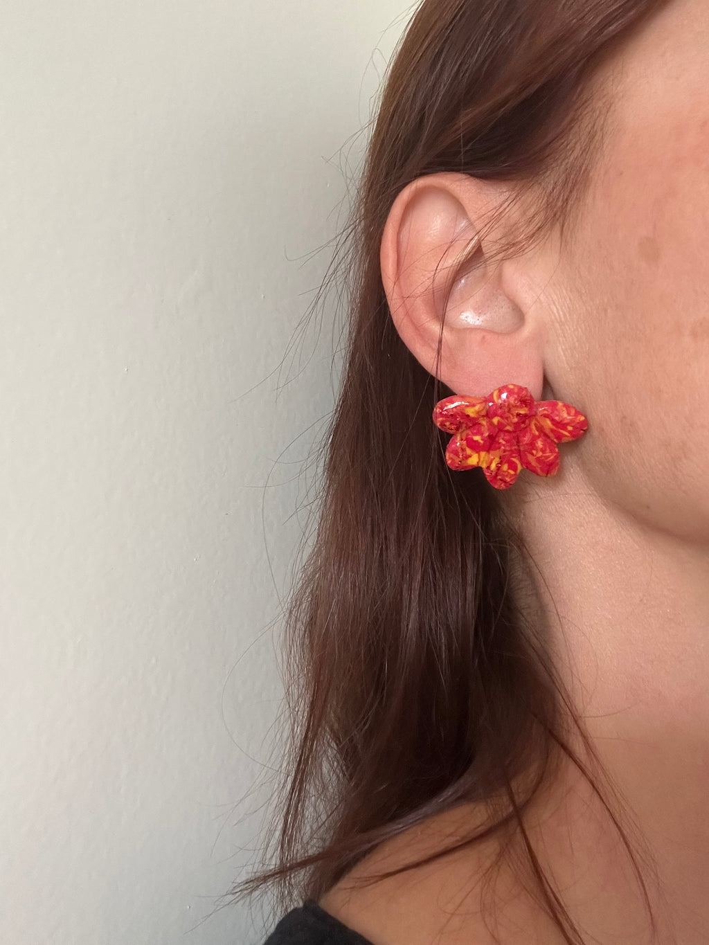 Boucles d'oreilles Hibiscus en Pâte Polymère — Artisanales