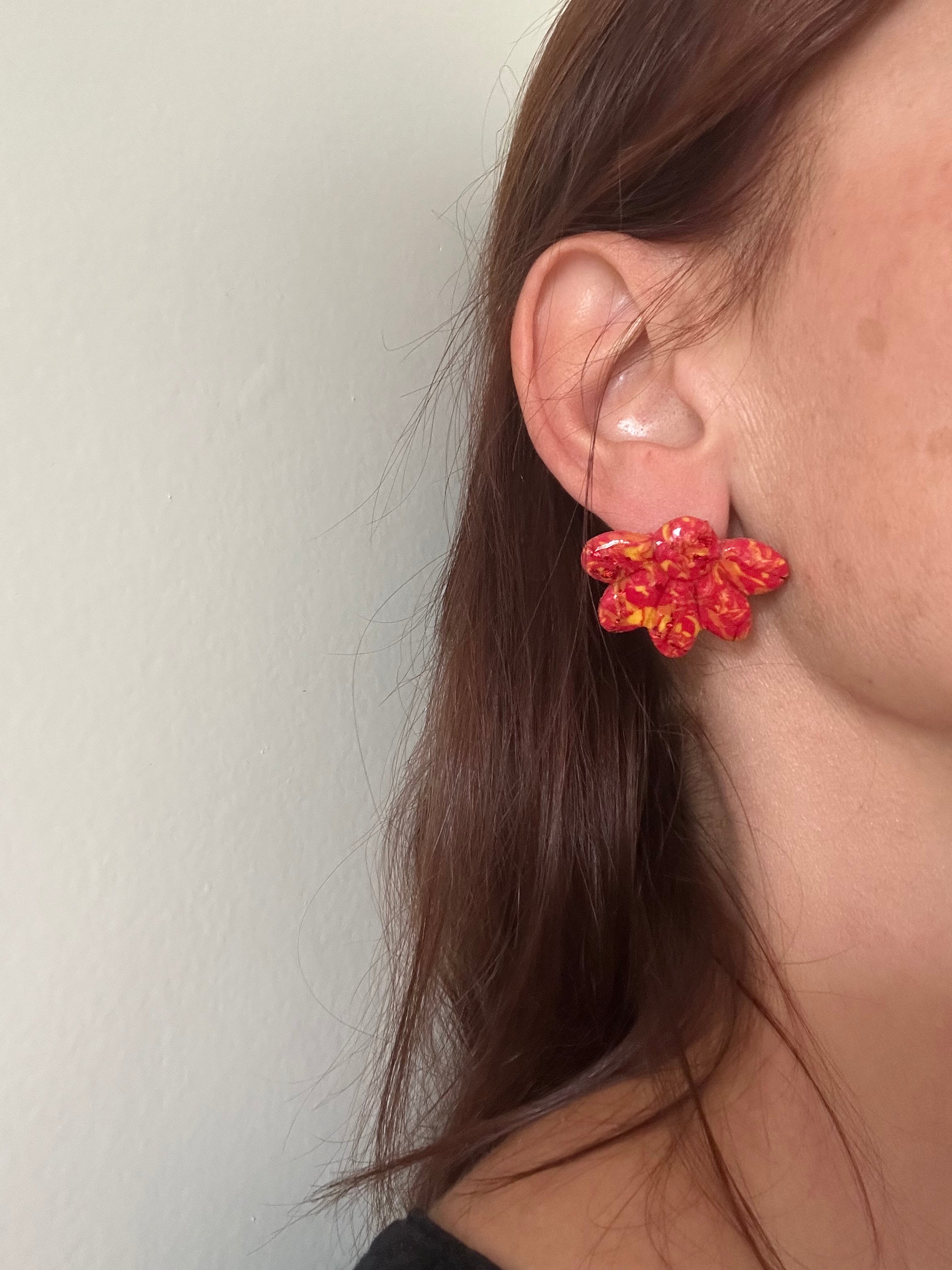 Boucles d'oreilles Hibiscus en Pâte Polymère — Artisanales