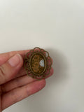 Broche Ovale Dorée Cabochon Résine – Style Vintage Artisanal