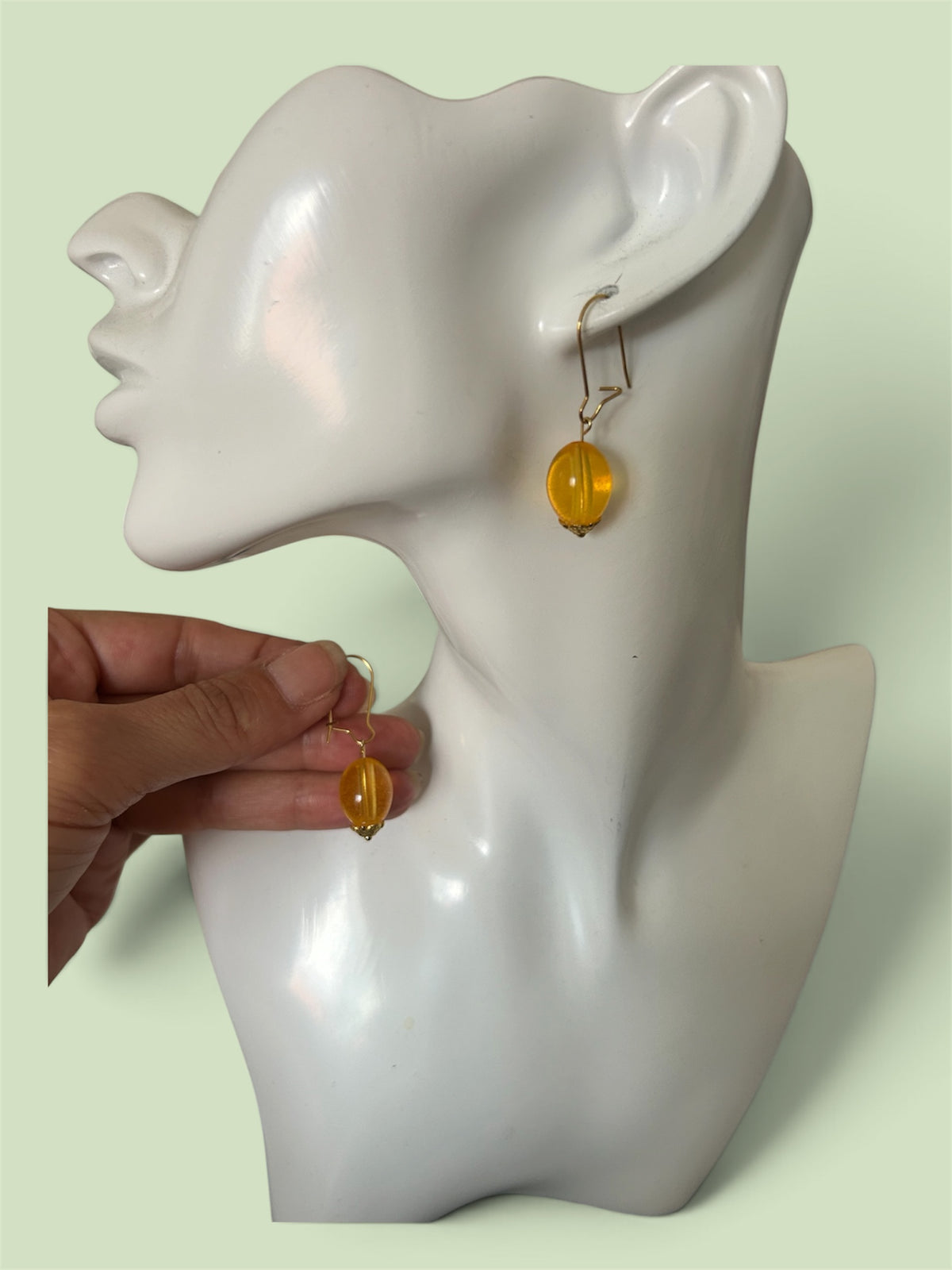 Boucles d'oreilles Pendantes Perle Ambre en Résine — Crochets dorés