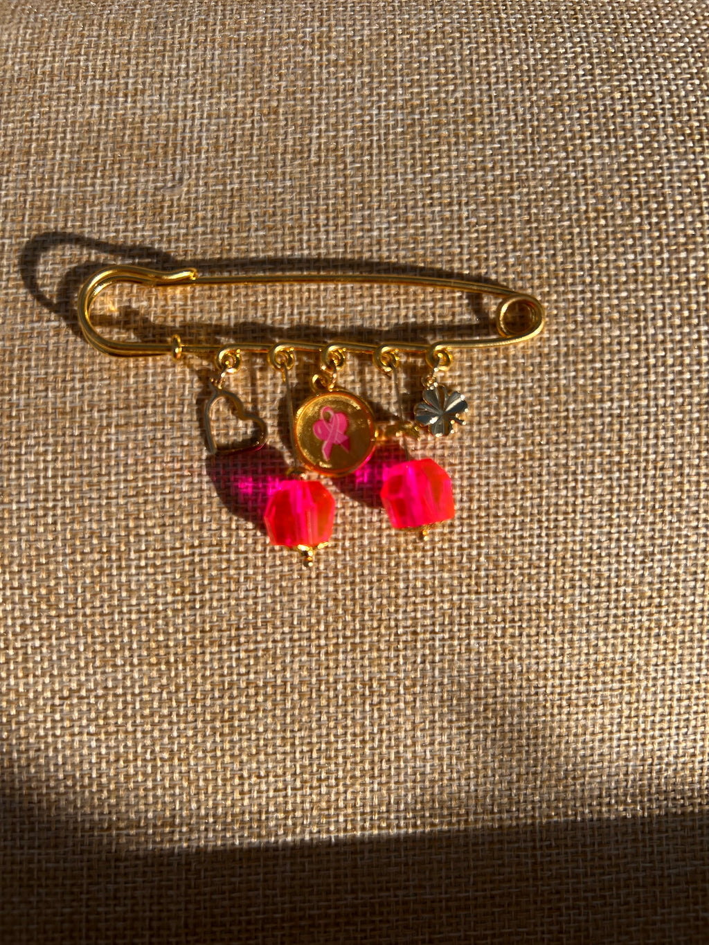 Épingle Dorée Octobre Rose – Perle & Médaillon en Résine
