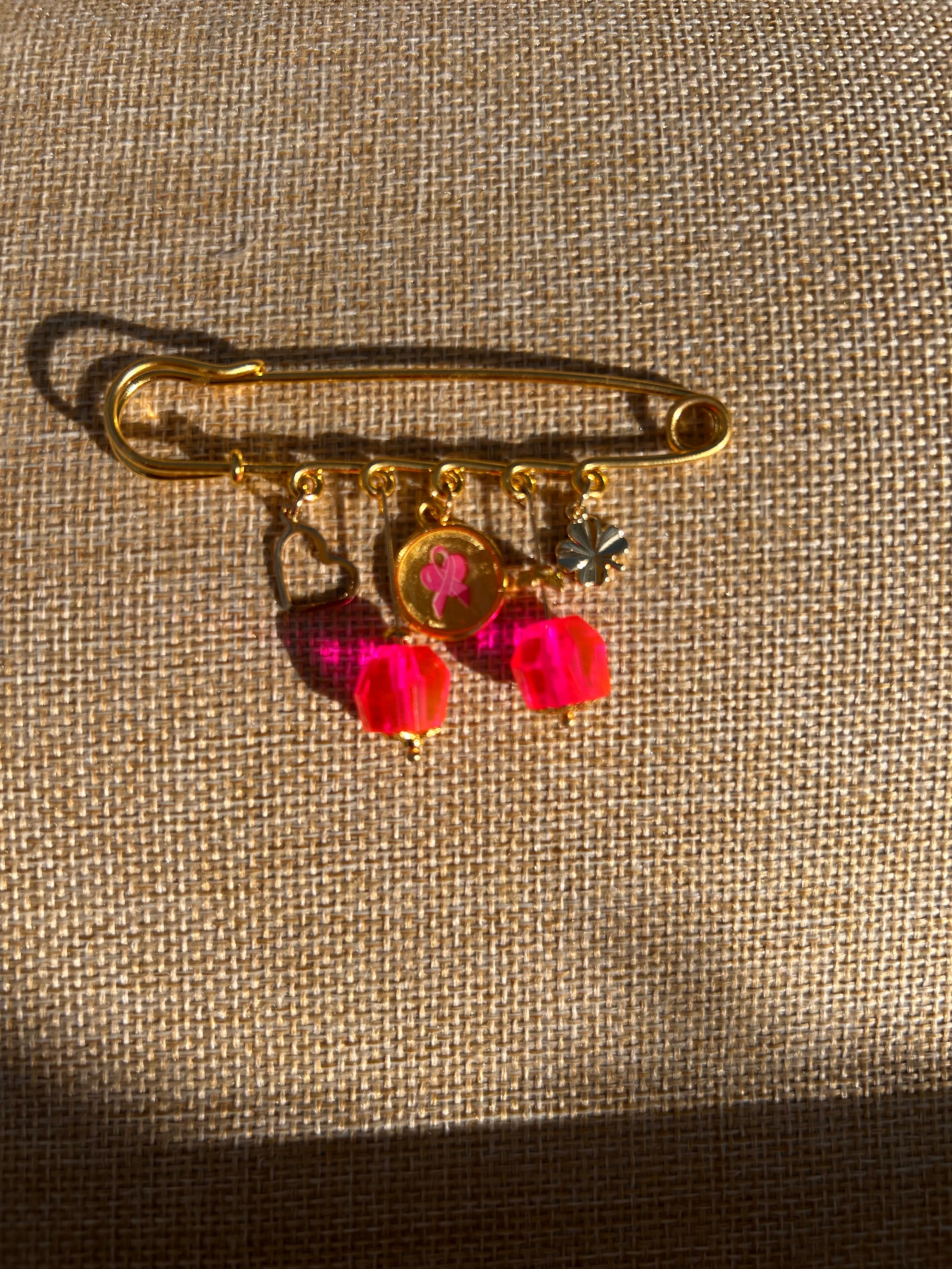 Épingle Dorée Octobre Rose – Perle & Médaillon en Résine