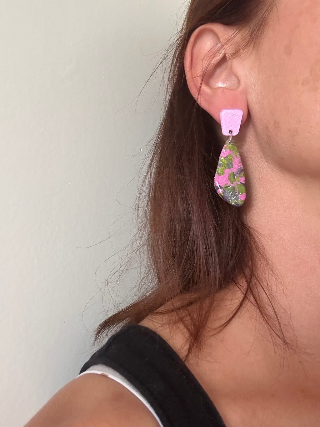 Boucles d'oreilles Pendantes Rose & Kaki en Pâte Polymère — Artisanales