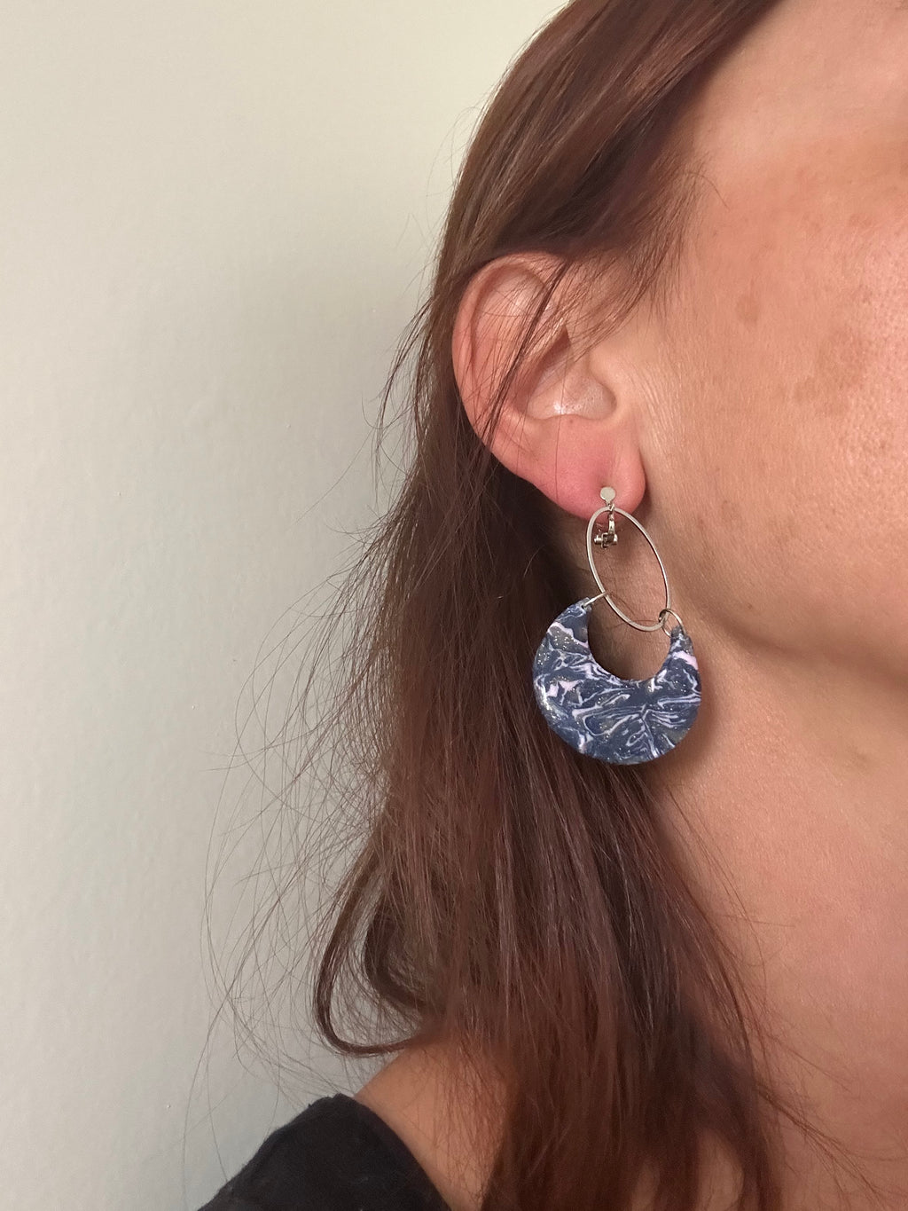 Boucles d'oreilles Lune en Pâte Polymère Bleue — Anneau doré artisanal