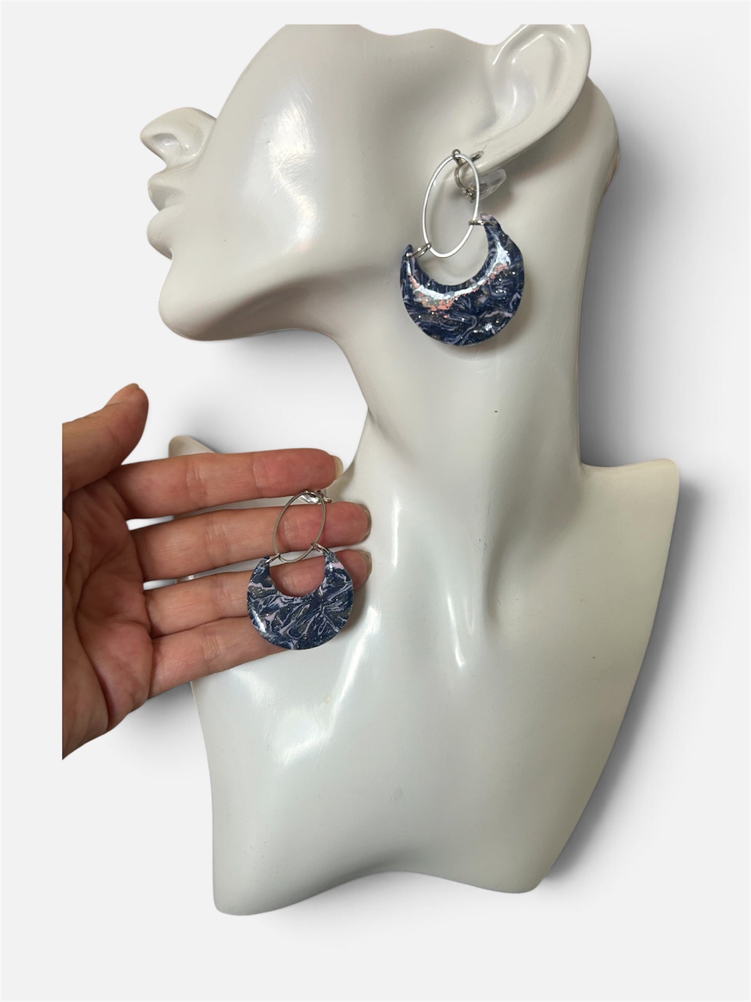 Boucles d'oreilles Lune en Pâte Polymère Bleue — Anneau doré artisanal