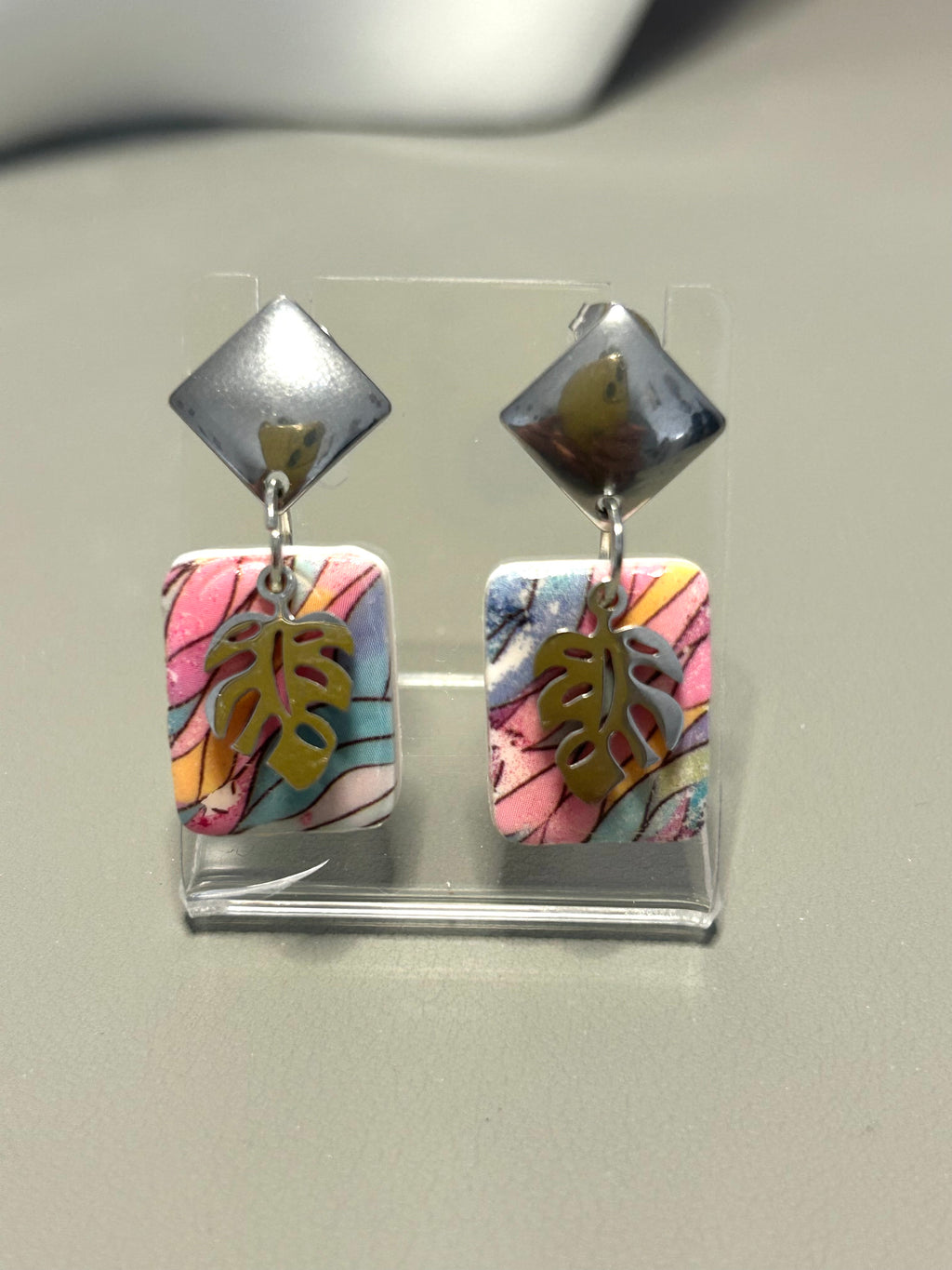 Monstera multicolore - Boucles d'oreille en pâte polymère